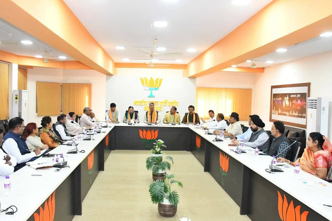 भाजपा के प्रदेश संगठन महामंत्री श्री हितानंद जी ने शुक्रवार को इंदौर के भाजपा कार्यालय में संगठनात्मक बैठक को संबोधित किया